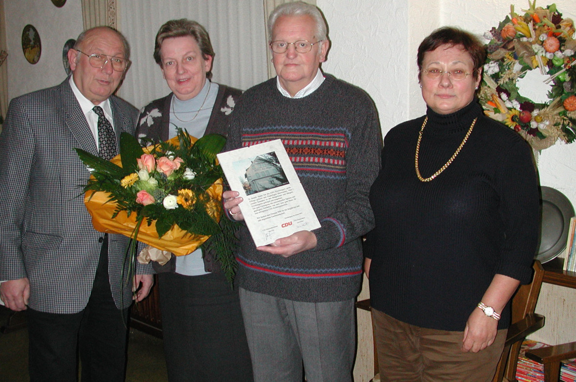 Übergabe der Dankurkunde im Januar 2003. Von links Bruno Klein, Margot und Horst Pöhl, Frauenunionsvorsitzende Karin Schlüter