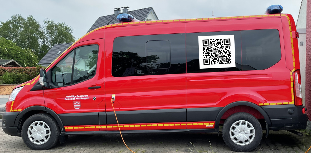Eine Fotomontage mit einem Link zur Webseite der Freiwilligen Feuerwehr Kirchlengern zeigt, wie der QR-Code auf dem Fahrzeug wirkt.